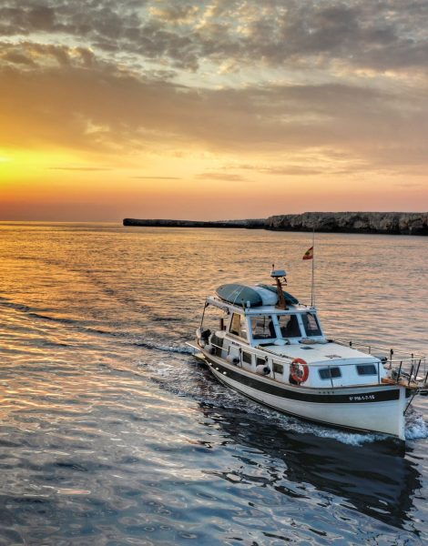 Barco clásico navegando con grupo de personas a bordo, disponible para alquiler con 1 baño en Menorca.