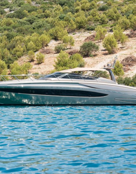 Yate de lujo anclado en aguas cristalinas, disponible para alquiler privado